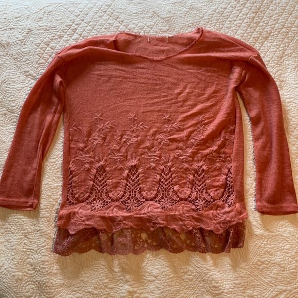 Tops - ❤️3/$18 Women’s long sleeve top with lace trim